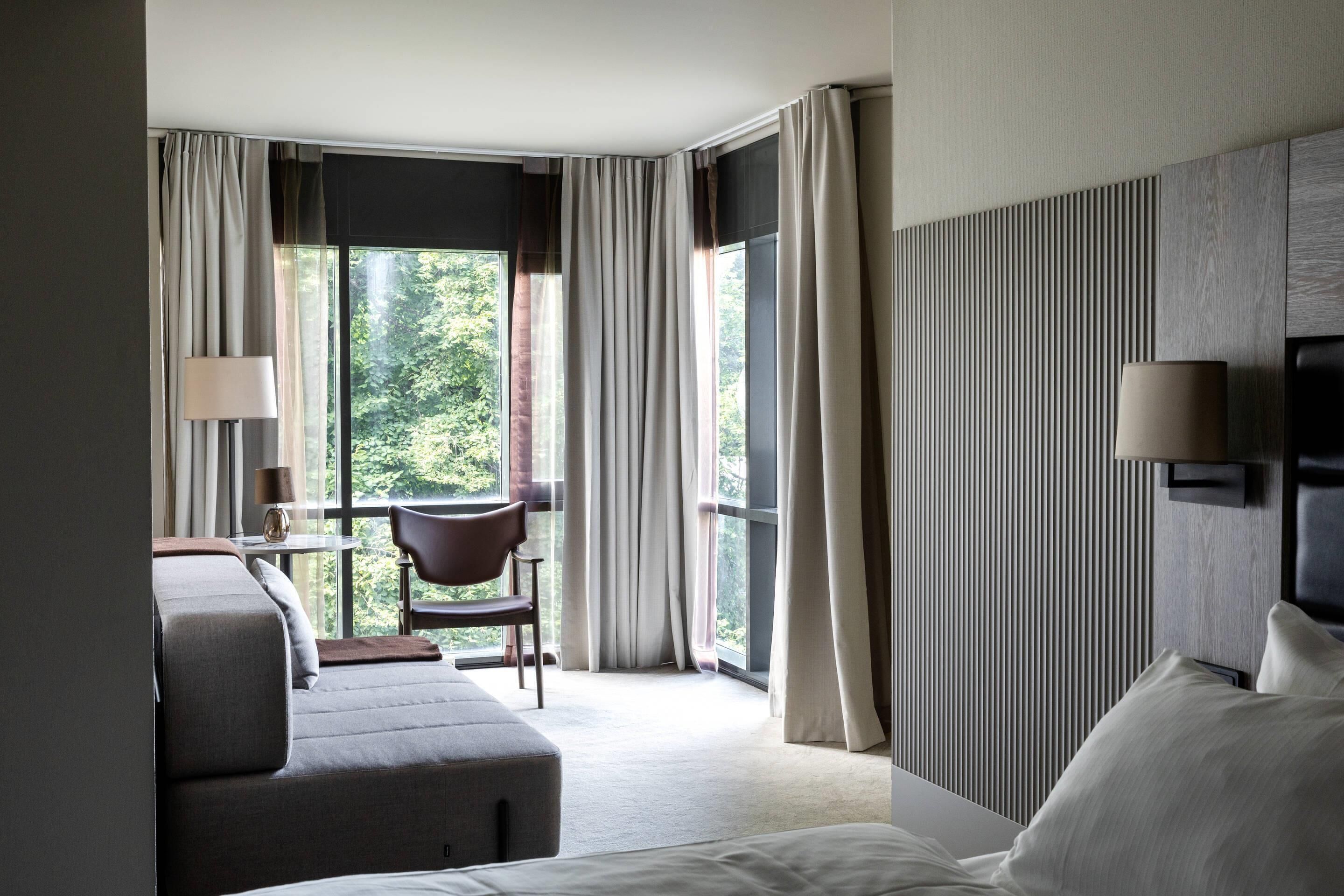 Colchones con pillow-top, minibar y escritorio 