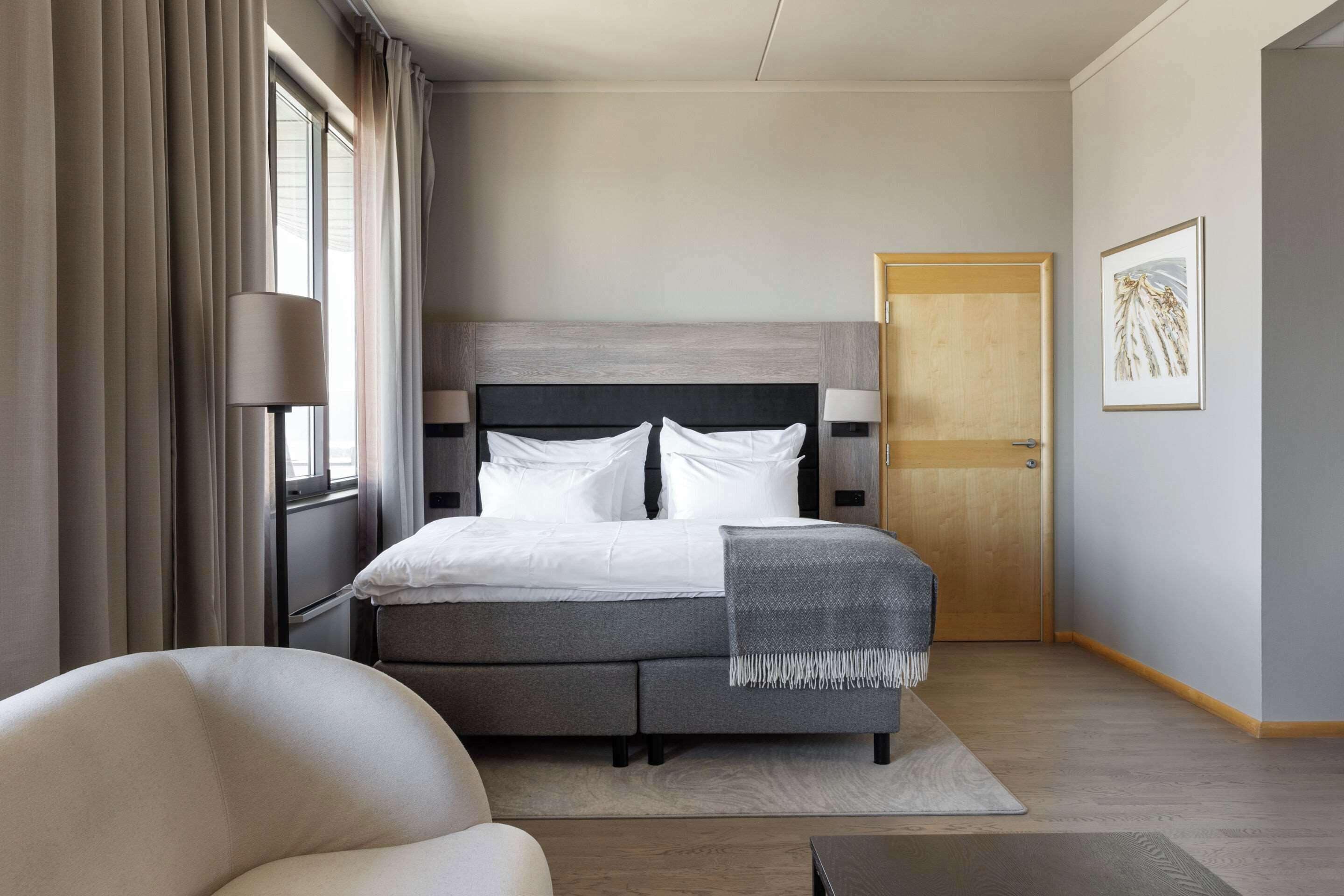 스탠다드 스위트, 퀸사이즈침대 1개, 금연 | 필로우탑 침대, 미니바, 책상, 노트북 작업 공간