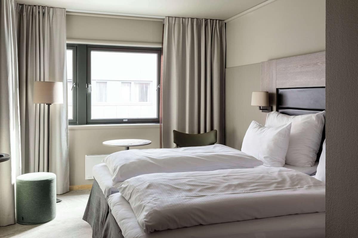 1 chambre, surmatelas, minibar, bureau