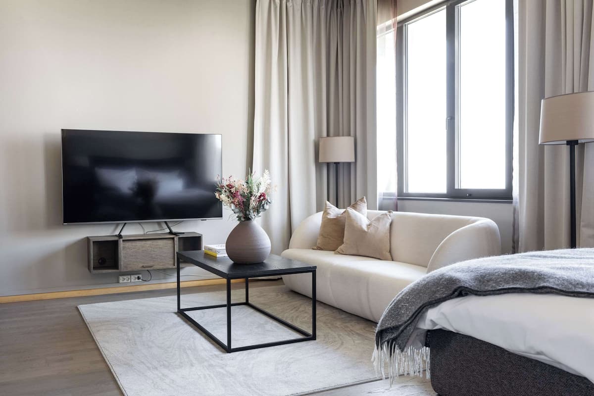 standard suite, 1 queen bed, non smoking | 1 bedroom, pillow-top beds, minibar, desk