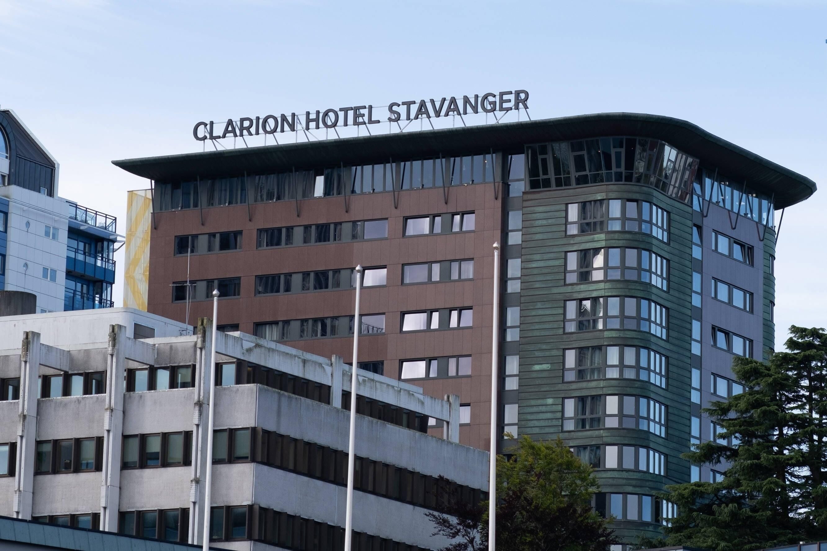 Un hôtel à plusieurs étages, reconnaissable à son enseigne bien visible indiquant « CLARION HOTEL STAVANGER ».