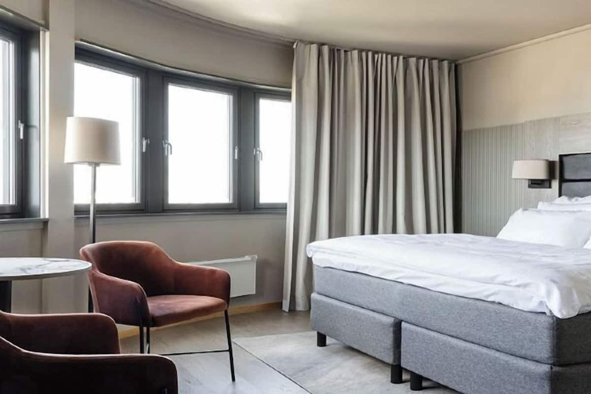 1 chambre, surmatelas, minibar, bureau