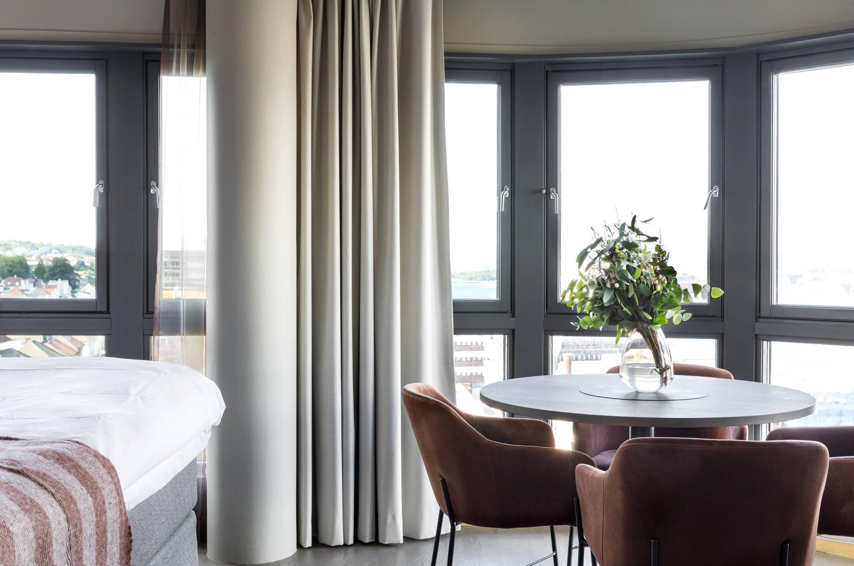 Suite estándar, 1 cama de matrimonio, no fumadores | Colchones con acolchado adicional, minibar, escritorio