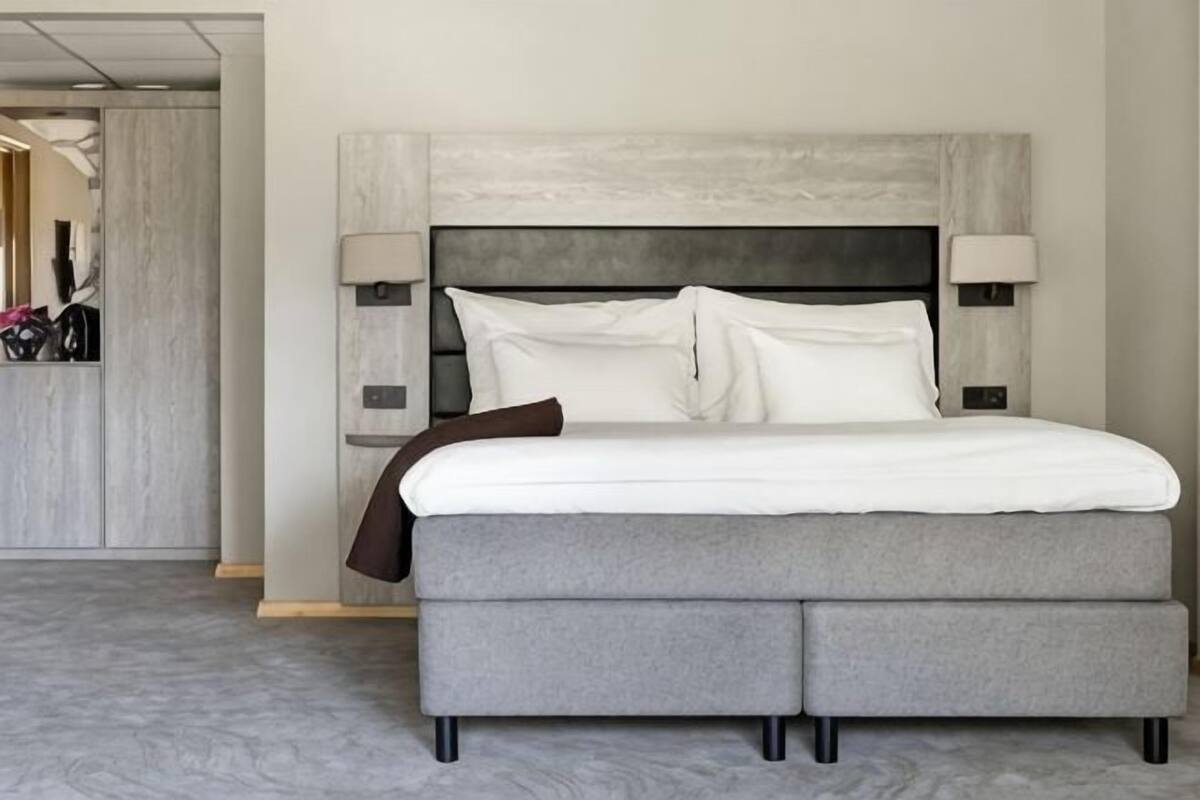 Pillowtop beds, minibar, desk, laptop workspace