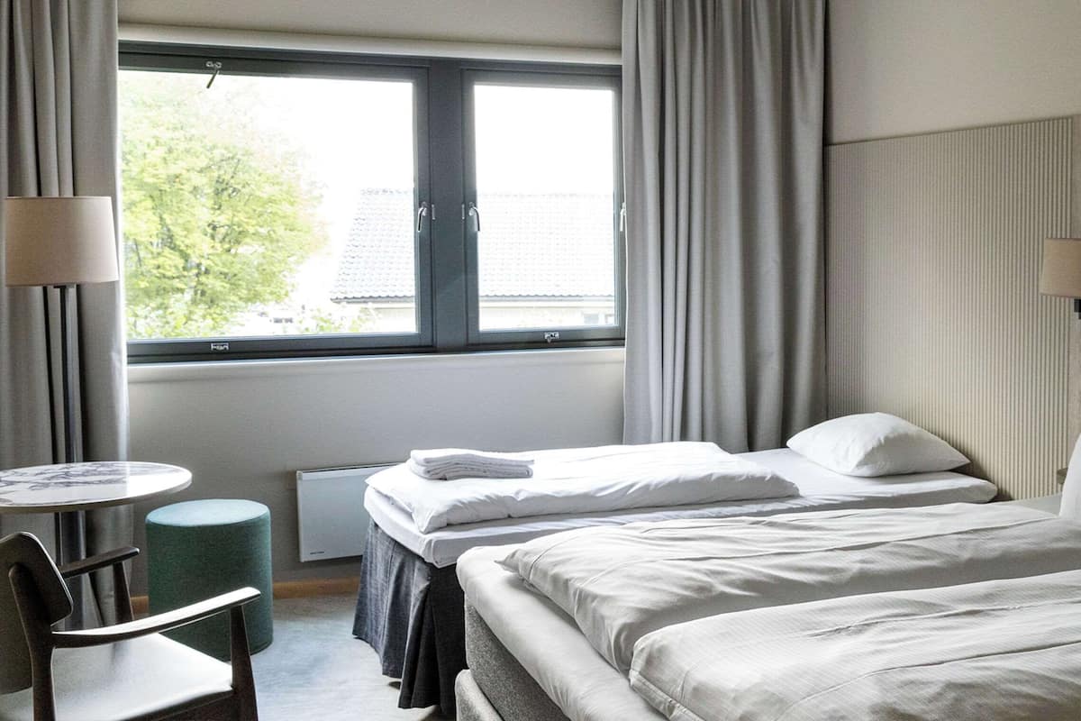 1 bedroom, pillowtop beds, minibar, desk