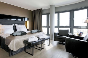 Standard Suite, 1 Queen Bed, Non Smoking | 1 bedroom, pillowtop beds, minibar, desk