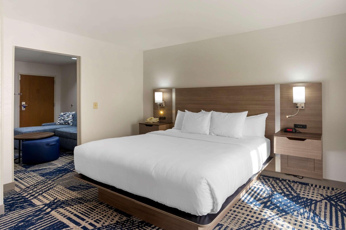 In-room safe, iron/ironing board, WiFi (free), alarm clocks