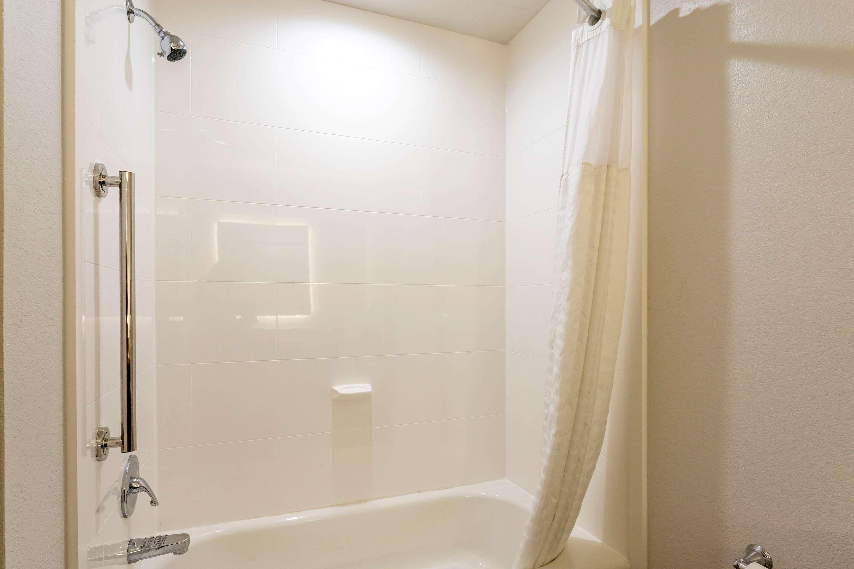 Baño | Tina, secadora de cabello, toallas 