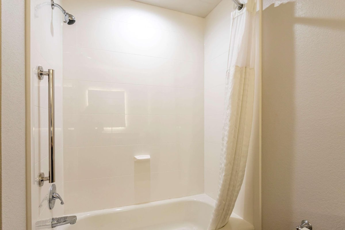 Baño | Tina, secadora de cabello, toallas