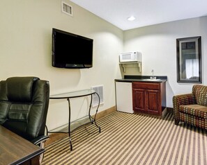 Suite, Non Smoking | In-room safe, iron/ironing board, free WiFi, bed sheets - Comfort Inn & Suites Hot Springs Midtown (Hot Springs)