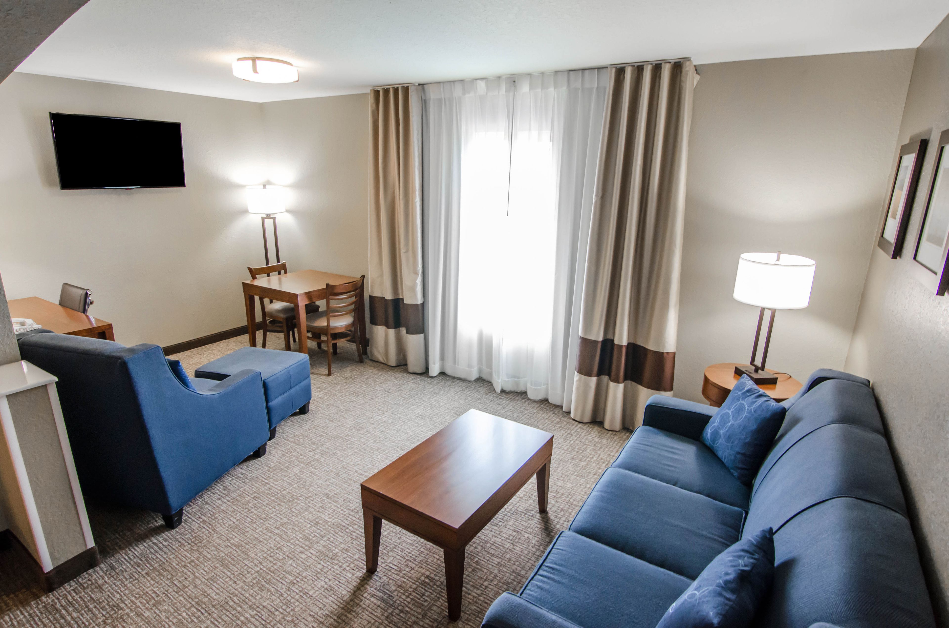 suite, non smoking | living area