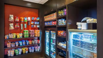 Un refrigerador con una amplia variedad de snacks y bebidas, incluyendo alimentos y refrescos envasados.