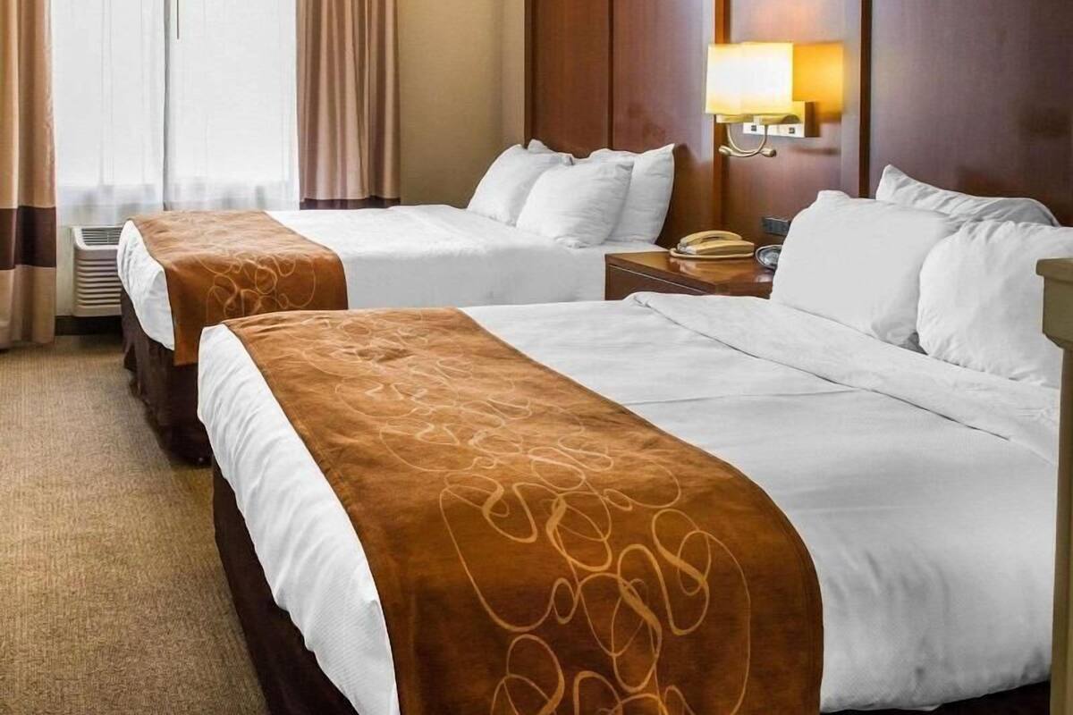 Premium bedding, in-room safe, desk, laptop workspace