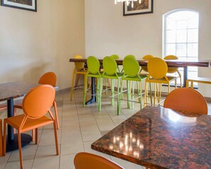 Free daily buffet breakfast - Quality Suites Waldorf (Waldorf)