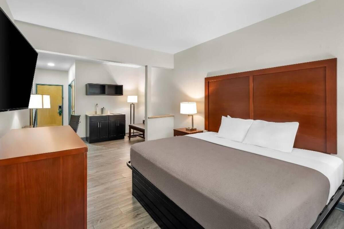 Premium bedding, in-room safe, desk, laptop workspace