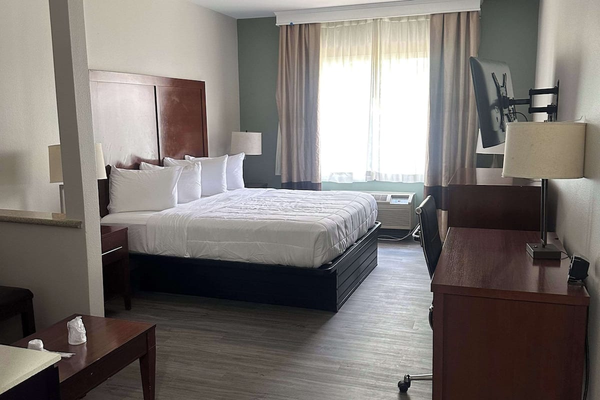 Premium bedding, in-room safe, desk, laptop workspace