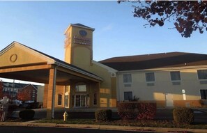 Front of property - evening/night - Quality Suites Waldorf (Waldorf)