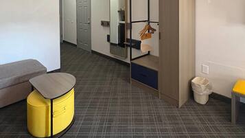 Suite, 1 cama de matrimonio grande con sofá cama, accesible para personas con discapacidad | Escritorio, espacio para trabajar con un portátil, cortinas opacas