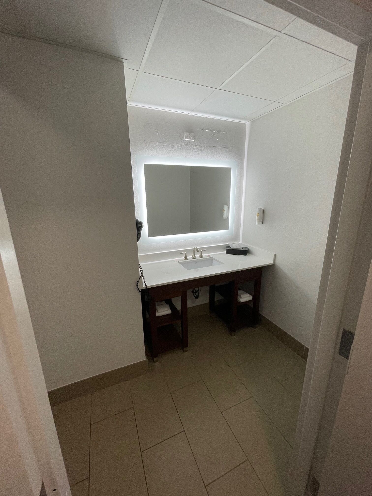 combined shower/bathtub, hair dryer, towels