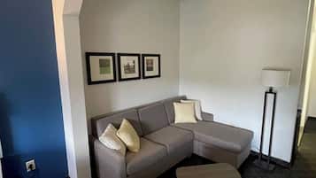 Bàn, khu vực làm việc phù hợp cho laptop, màn/rèm cản sáng