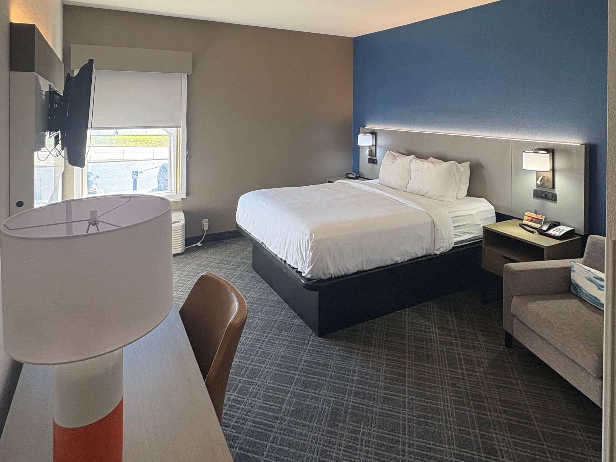 Habitación, 1 cama King size y sofá cama, para no fumadores (Efficiency, Upgrade) | Escritorio, espacio para trabajar con laptop y cortinas blackout 