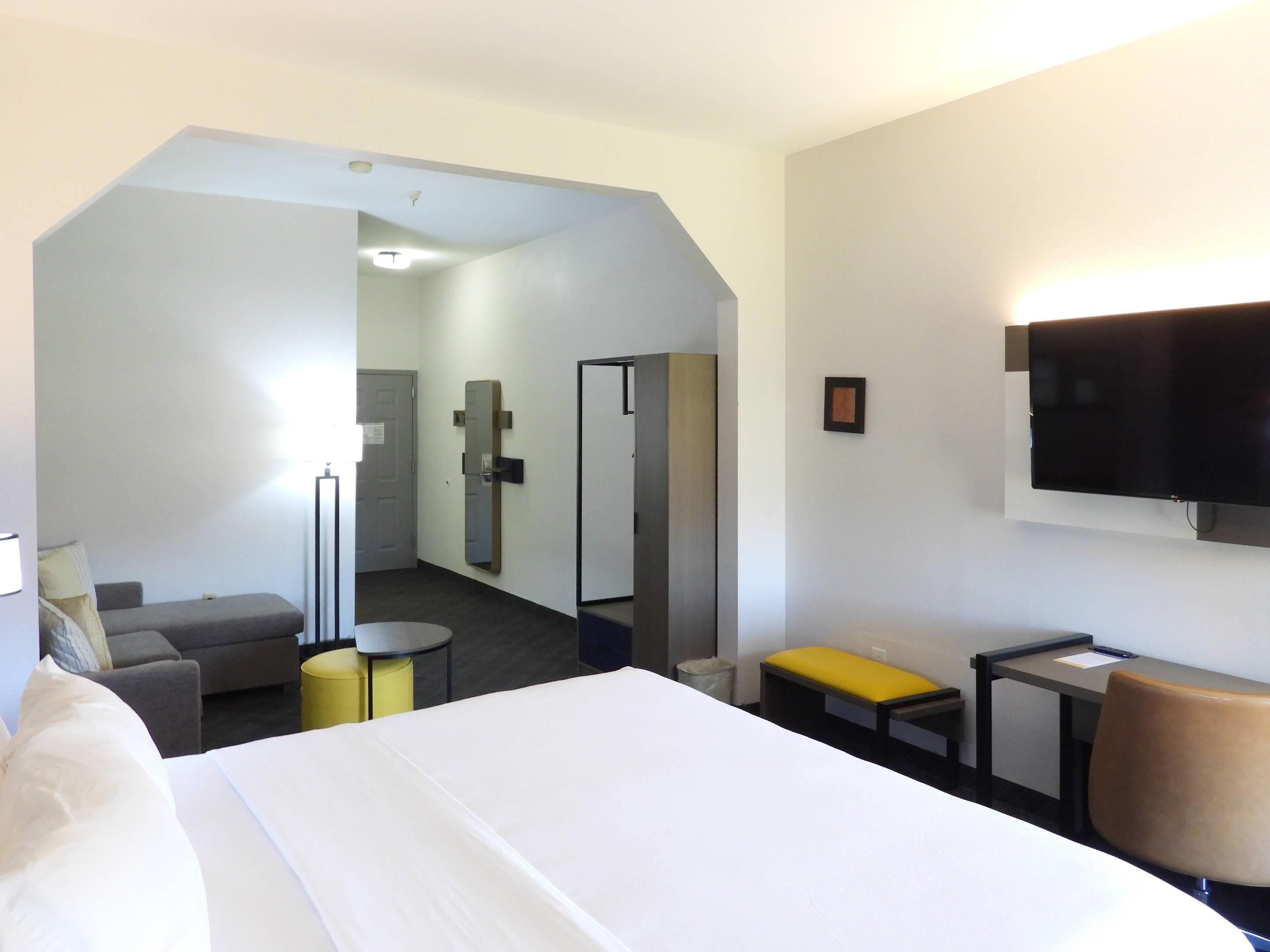 Escritorio, espacio para trabajar con laptop y cortinas blackout 