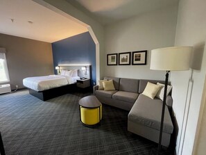 Escritorio, espacio para trabajar con laptop y cortinas blackout