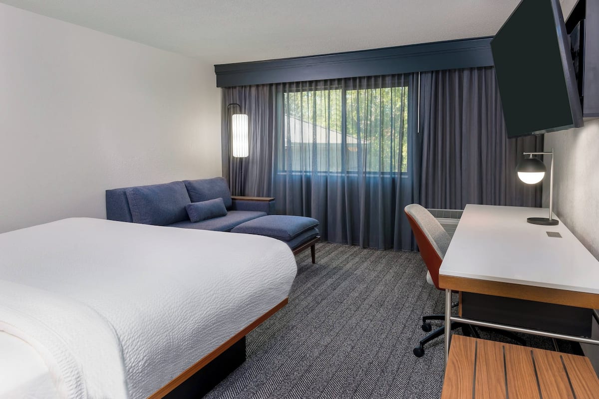 Hypo-allergenic bedding, in-room safe, individually furnished, desk