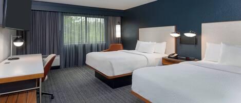 Ropa de cama hipoalergénica y caja de seguridad en la habitación