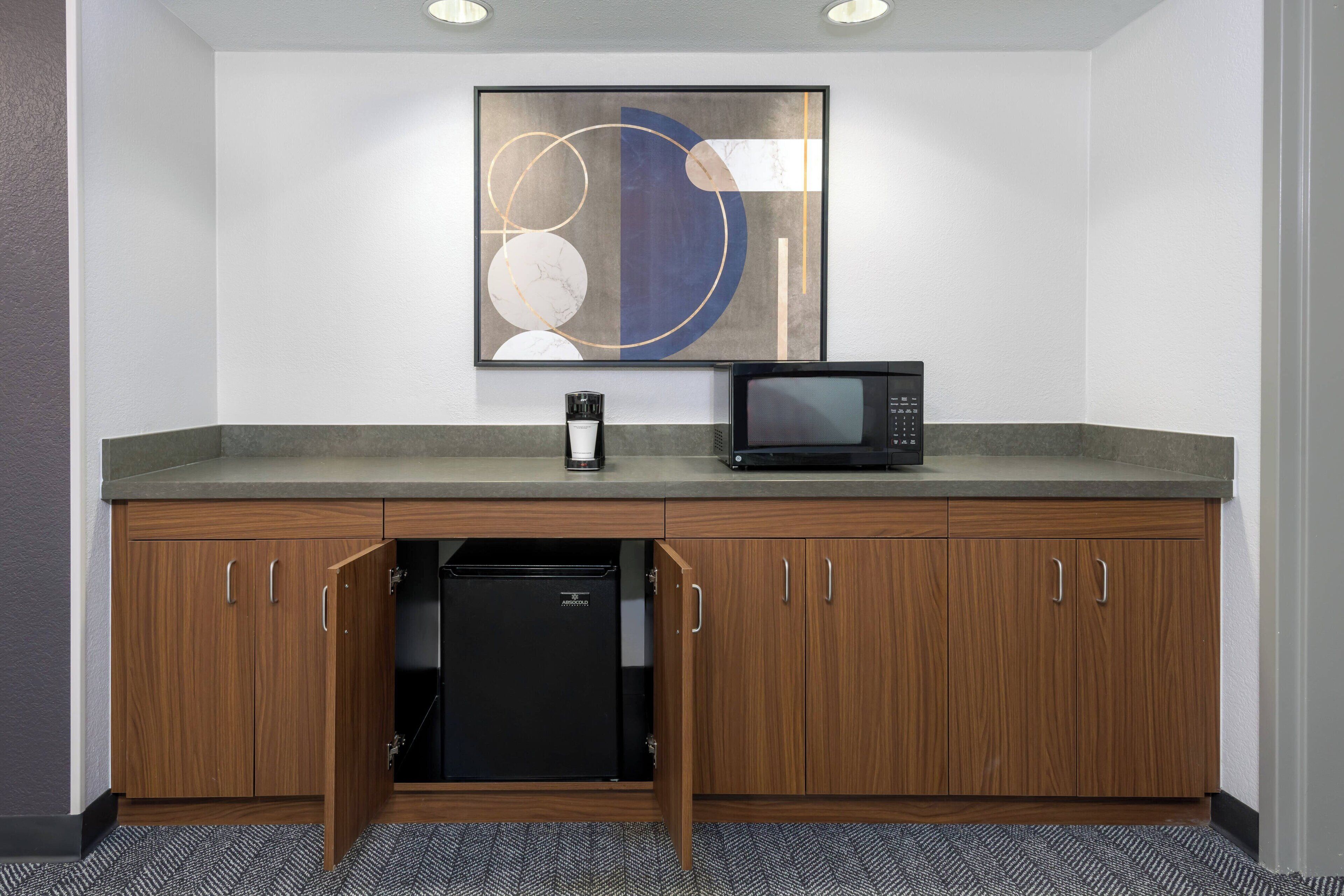 fridge, coffee/tea maker