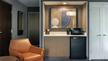 Suite, 1 habitación | Caja de seguridad en la habitación y escritorio