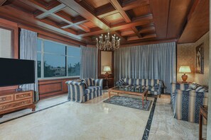 Presidential Suite | Wohnbereich | 42-Zoll-LED-Fernseher mit Satellitenempfang, Fernseher, DVD-Player