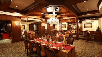 2 restaurantes; se sirven desayunos, almuerzos y cenas