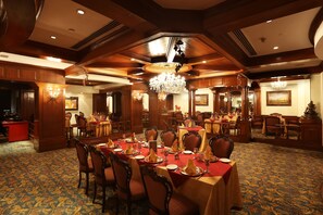 2 restaurants; breakfast, lunch and dinner served  - Le Royal Meridien Chennai (Chennai)