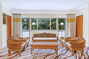 Suite Deluxe, 1 habitación (Deluxe Suite - Twin) | Zona de estar | Televisión LED de 42 pulgadas con canales por satélite, una televisión
