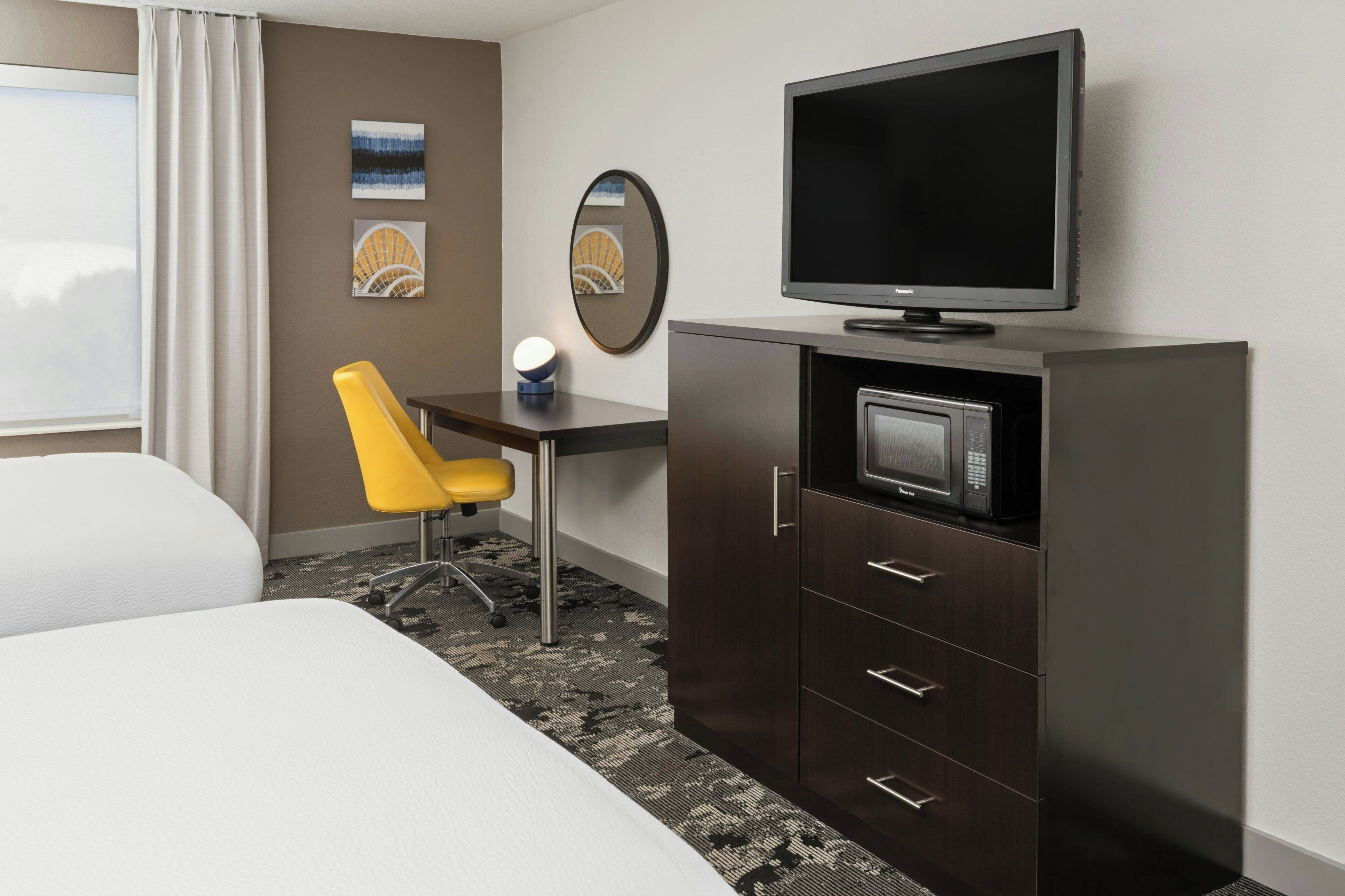 Skrivebord, blendingsgardiner og strykejern/-brett