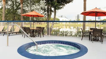 Una piscina al aire libre (de 08:00 a 22:00), sombrillas, tumbonas