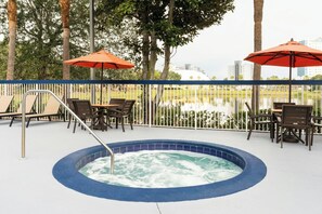 Outdoor pool, open 8:00 AM to 10:00 PM, pool umbrellas, pool loungers - City Express by Marriott Orlando International Drive (Orlando)