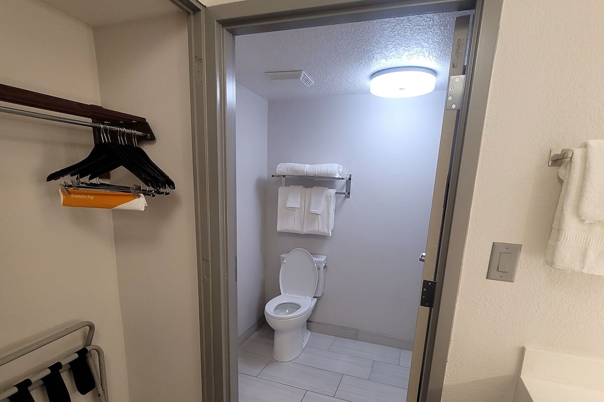 Bañera con ducha, artículos de tocador gratuitos, secador de pelo