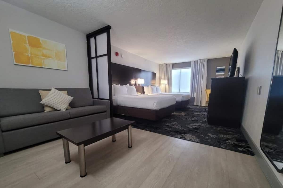 Escritorio, cortinas blackout y tabla de planchar con plancha