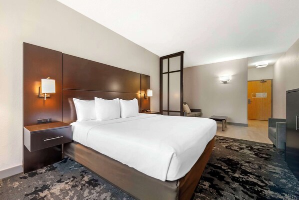 Escritorio, cortinas blackout y tabla de planchar con plancha 