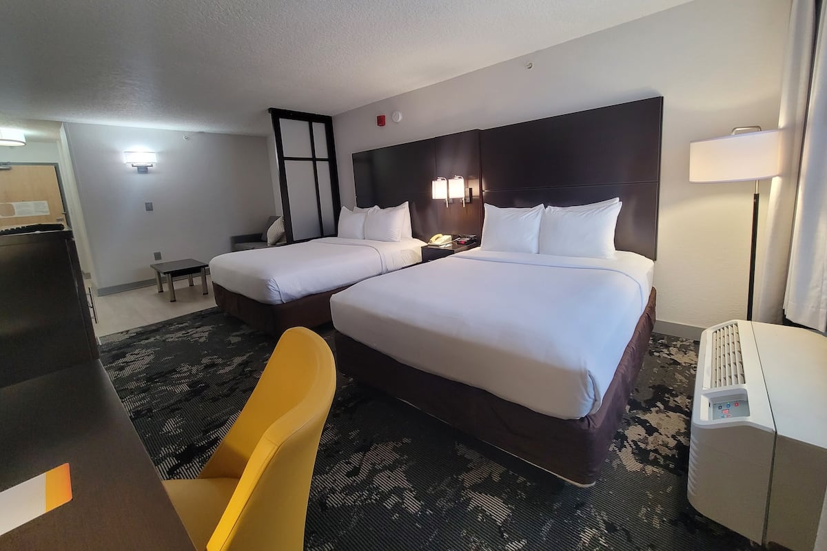 Escritorio, cortinas blackout y tabla de planchar con plancha