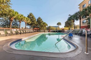 Una piscina al aire libre (de 08:00 a 22:00), sombrillas, tumbonas