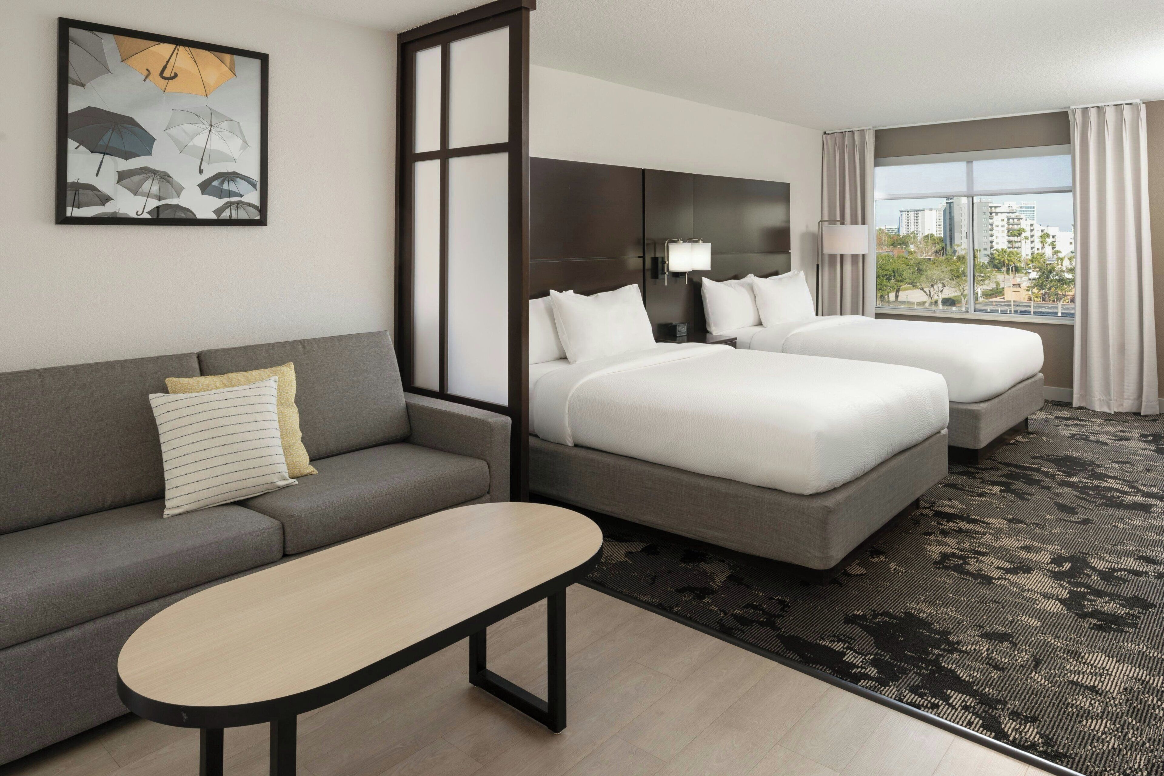 Suite, flere senger, byutsikt | Skrivebord, blendingsgardiner og strykejern/-brett