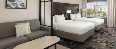 Suite, varias camas, vista a la ciudad | Escritorio, cortinas blackout y tabla de planchar con plancha