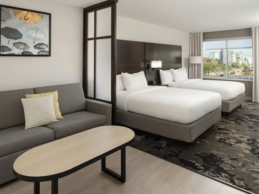 Escritorio, cortinas blackout y tabla de planchar con plancha