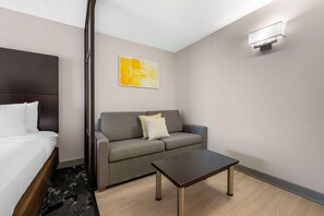 Suite, 2 camas de matrimonio, no fumadores | Escritorio, cortinas opacas, tabla de planchar con plancha
