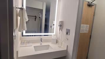 Tina con regadera, amenidades de baño gratuitas, secadora de cabello