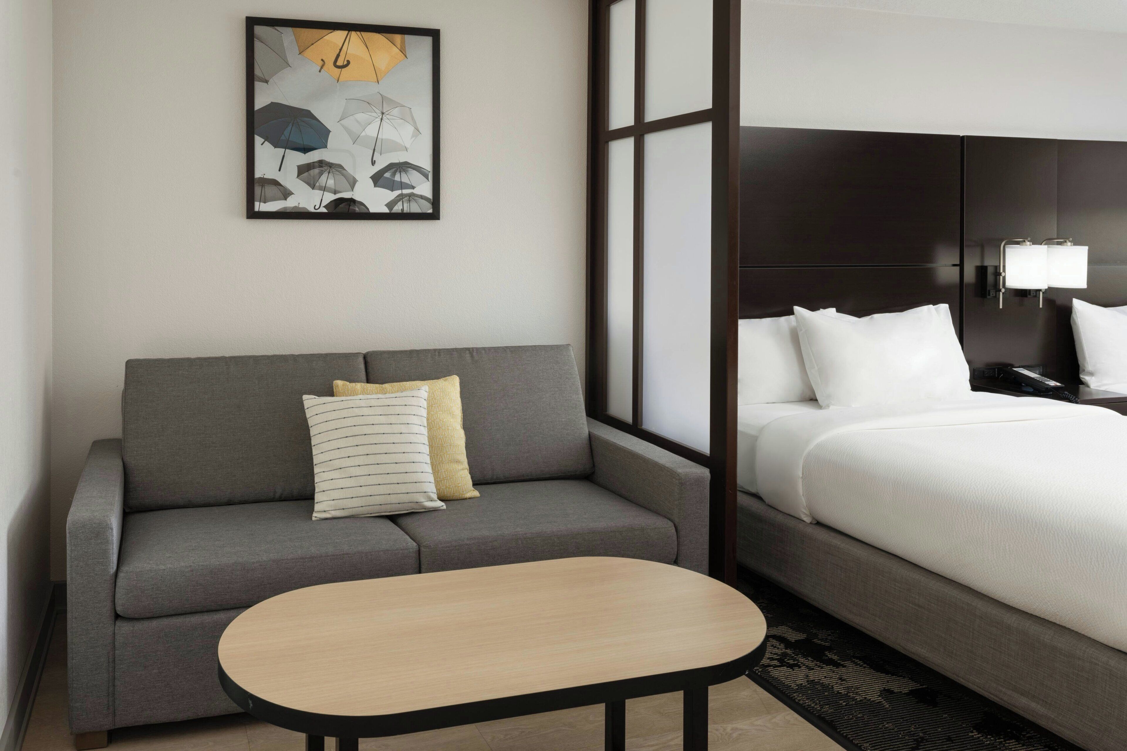 Suite, varias camas | Escritorio, cortinas opacas, tabla de planchar con plancha