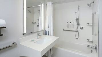 Combined shower/tub, free toiletries, hair dryer, towels